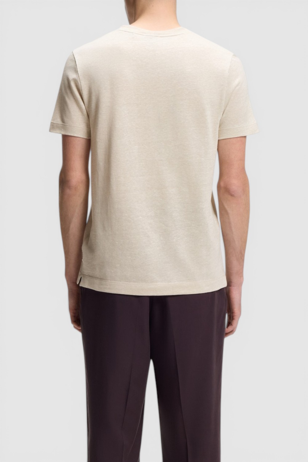 תמונת דוגמן אחורית של חולצת טי בגזרה ישרה