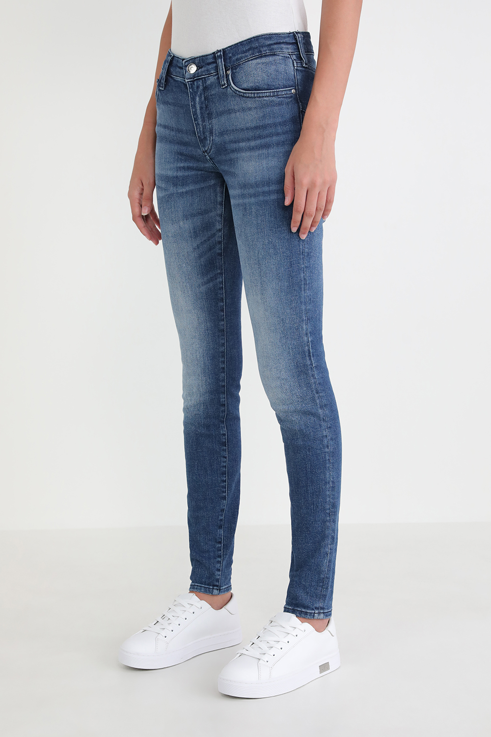 תמונת דוגמן קידמית של מכנסי ג'ינס סופר סקיני