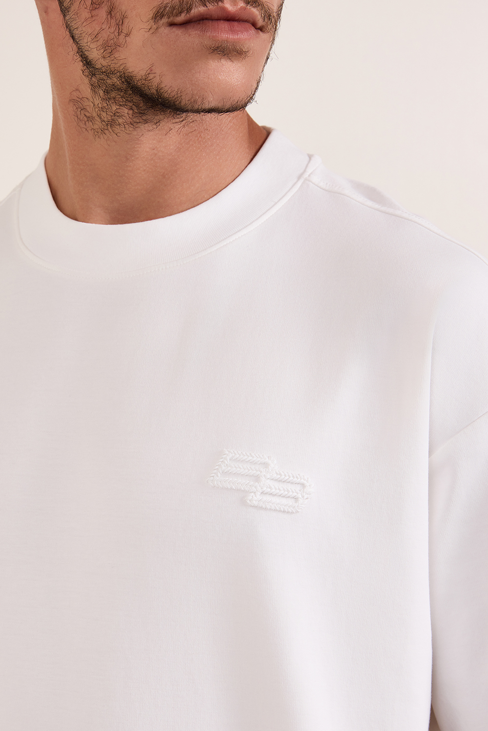 תמונת תקריב דוגמן של חולצת טי בגזרה משוחררת