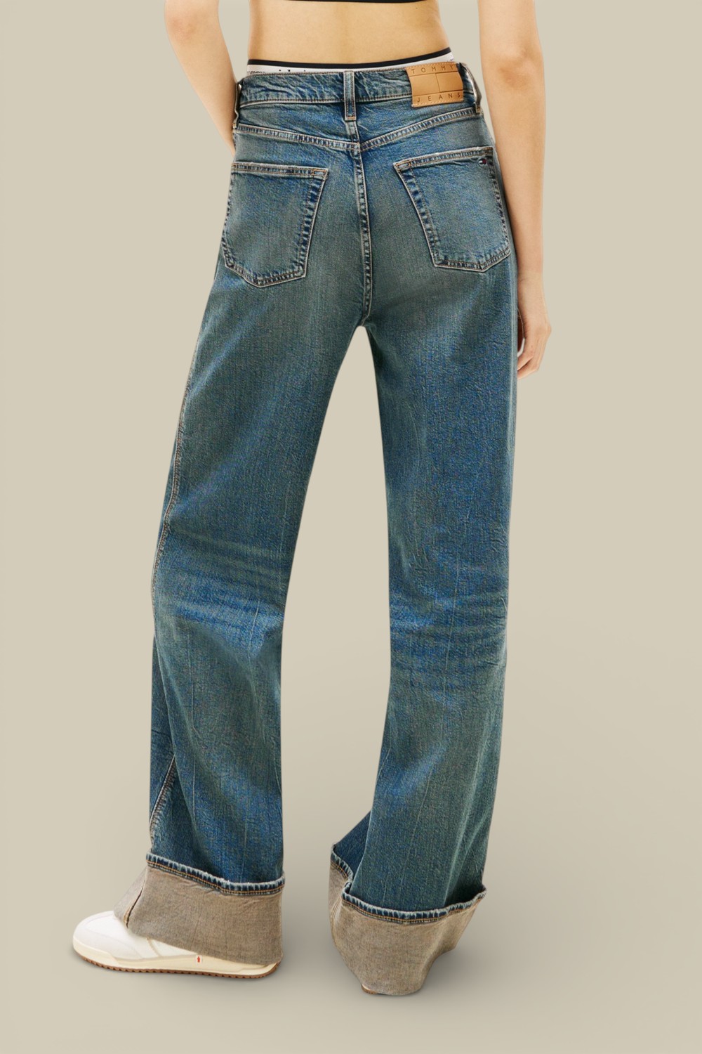 תמונת דוגמן אחורית של ג'ינס בגזרה רחבה