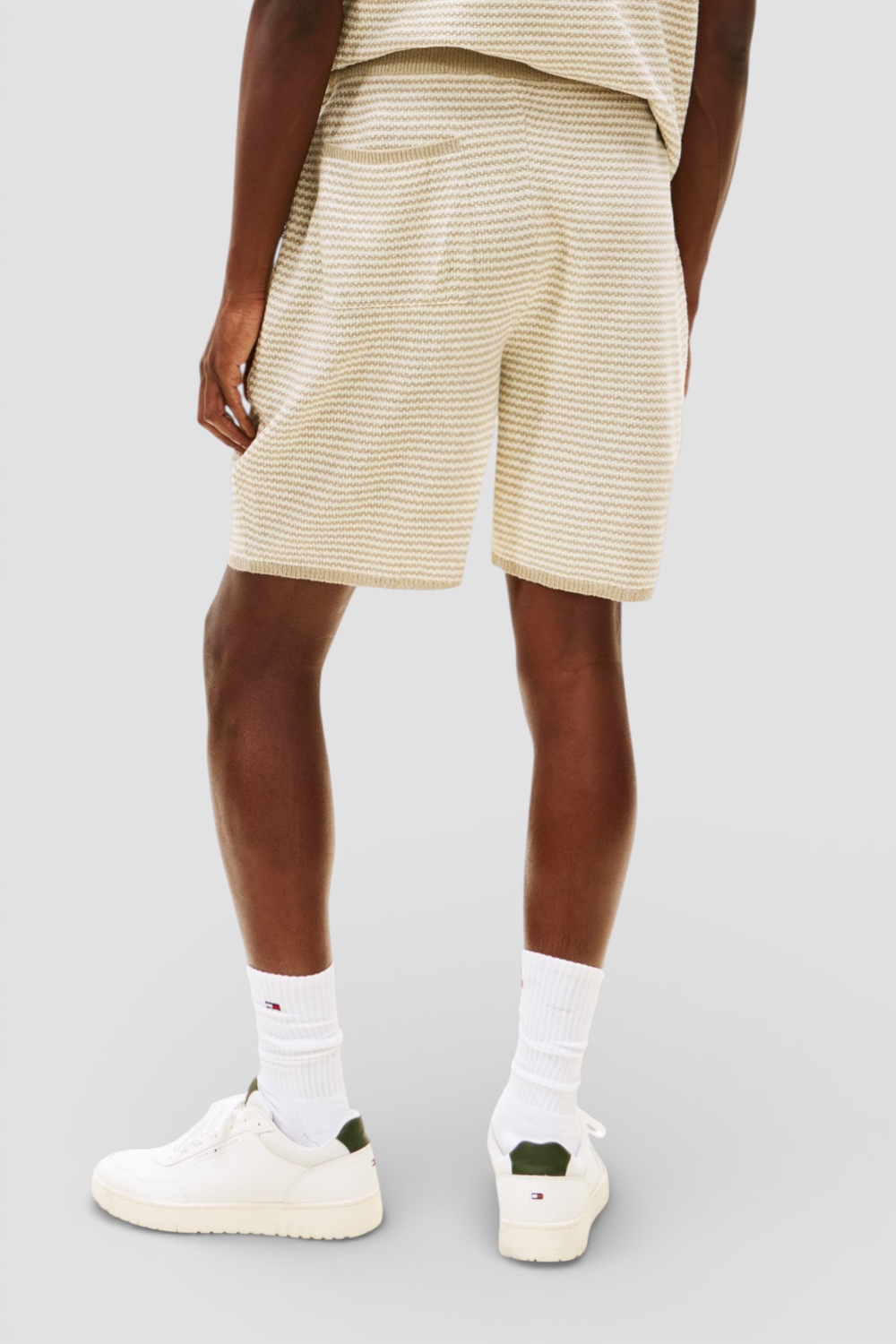 תמונת דוגמן אחורית של מכנסיים קצרים