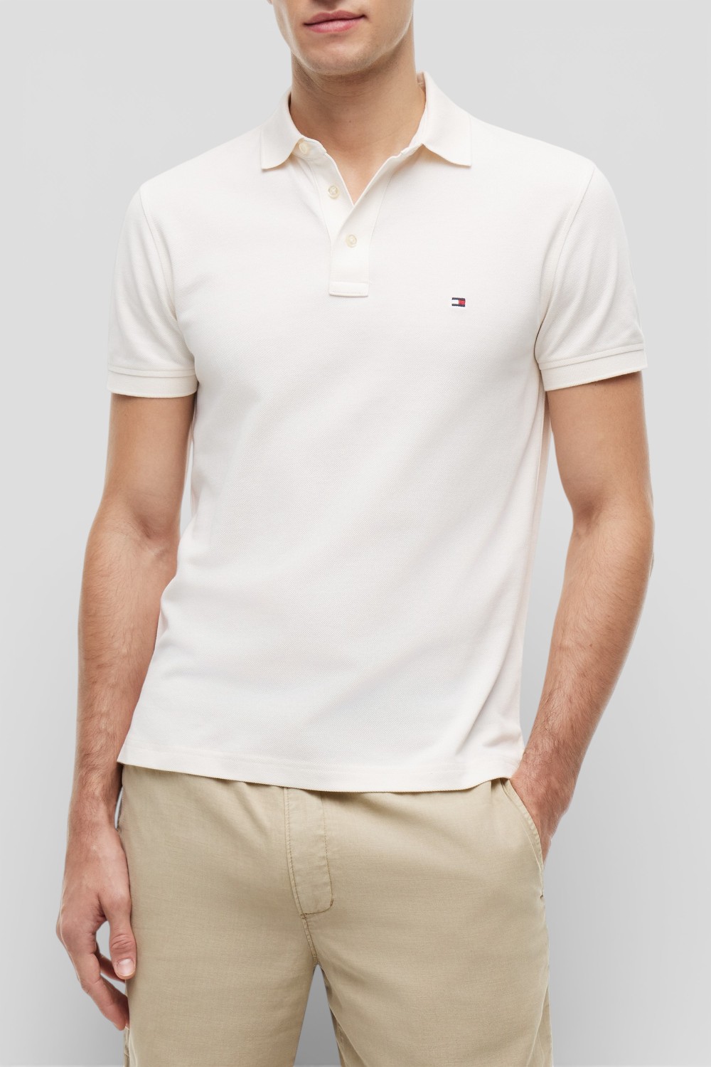 תמונת דוגמן קידמית של חולצת פולו בגזרת סלים