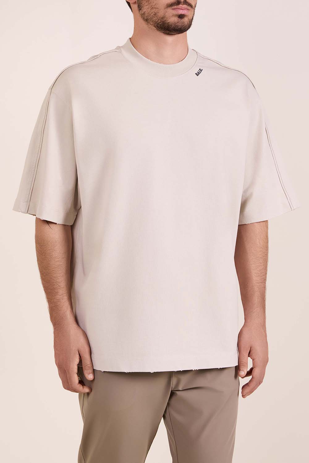 תמונת דוגמן קידמית של חולצת טי אוברסייז