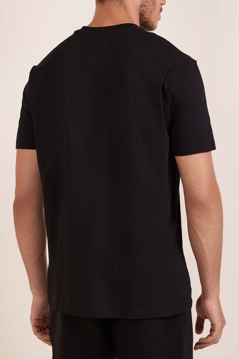 תמונת דוגמן אחורית של חולצת טי