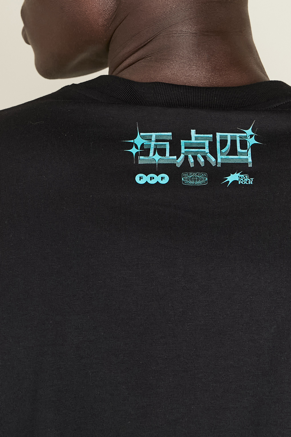 תמונת דוגמן אחורית של חולצת טי