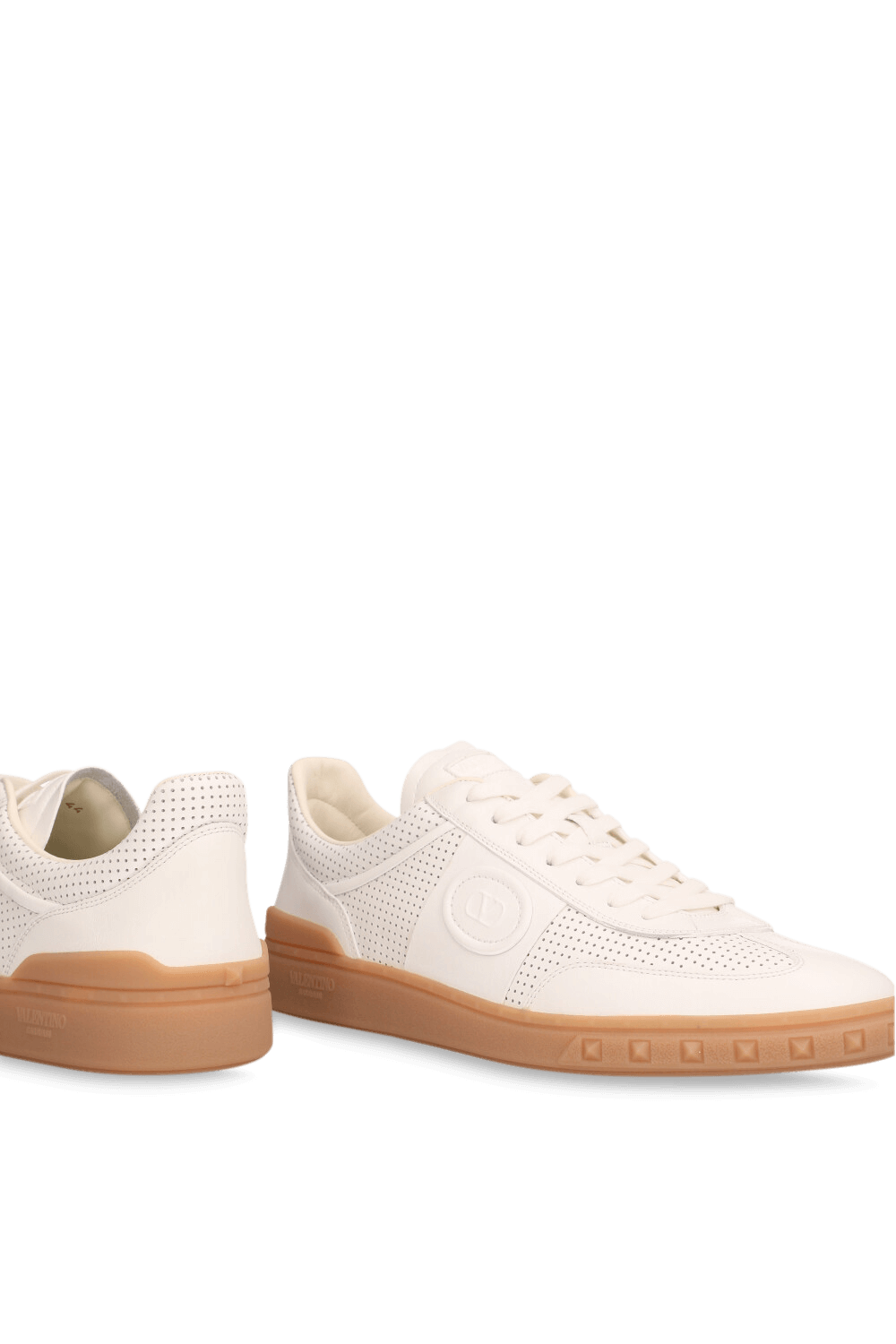 תמונת תקריב של נעלי סניקרס