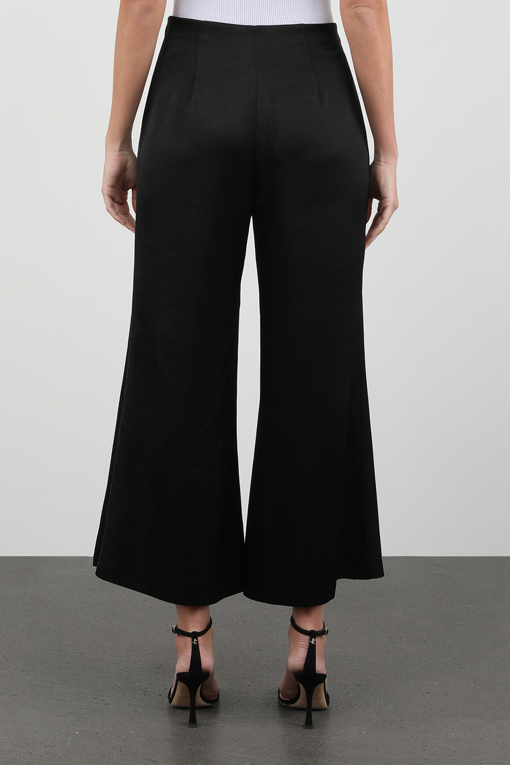 תמונת דוגמן אחורית של מכנסי סאטן מתרחבים בגוון שחור