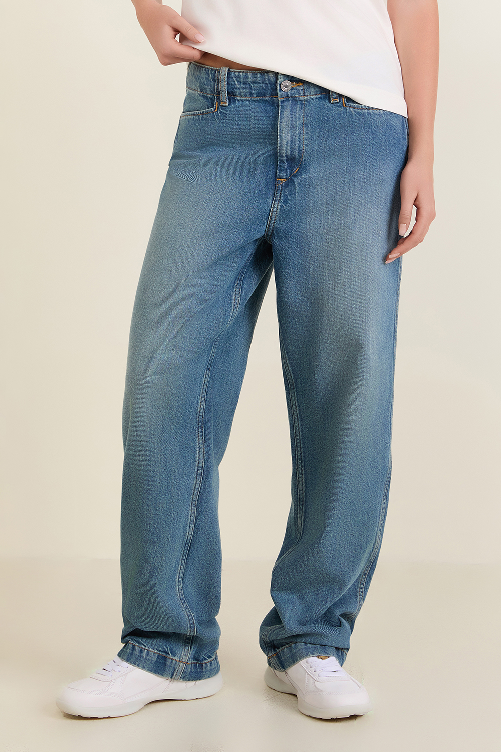 תמונת דוגמן קידמית של מכנסי ג'ינס ישרים