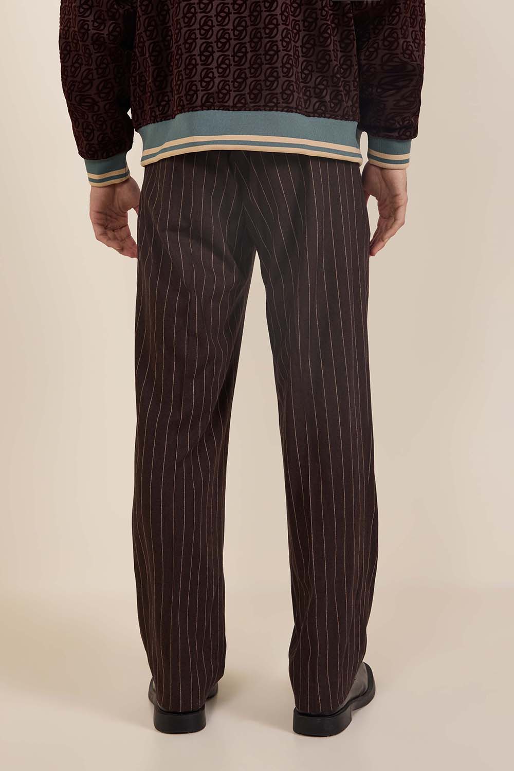 תמונת תקריב דוגמן של מכנסי פסים מחויטים