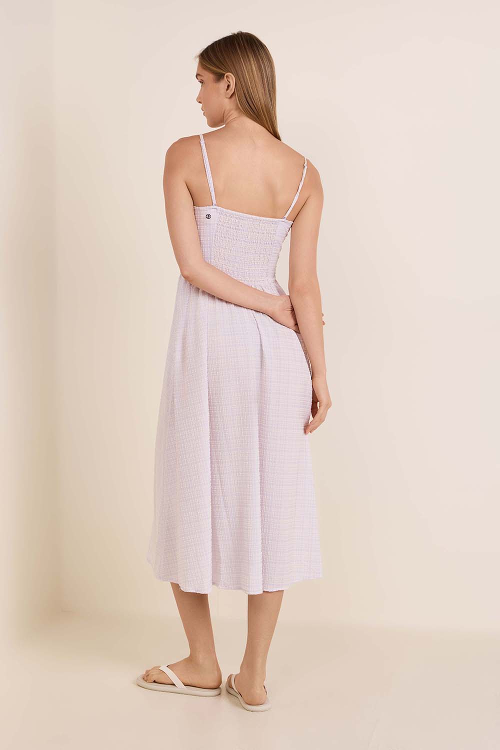 תמונת דוגמן אחורית של Seersucker Check Ruched Midi Dress