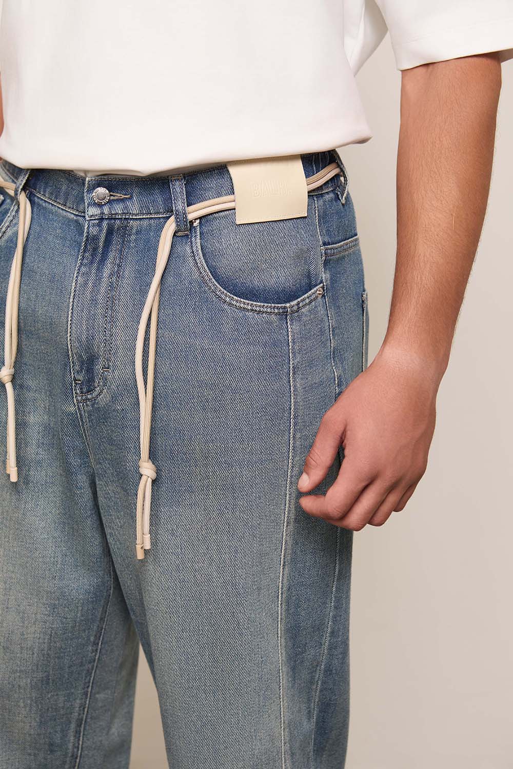 תמונת תקריב דוגמן של מכנסיים ארוכים