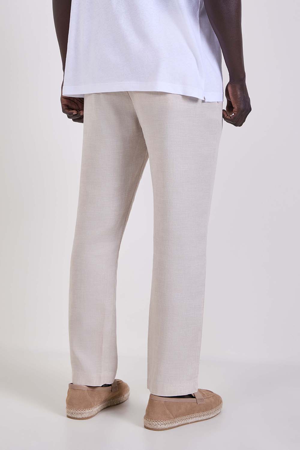 תמונת דוגמן אחורית של מכנסיים מחוייטים פשתן