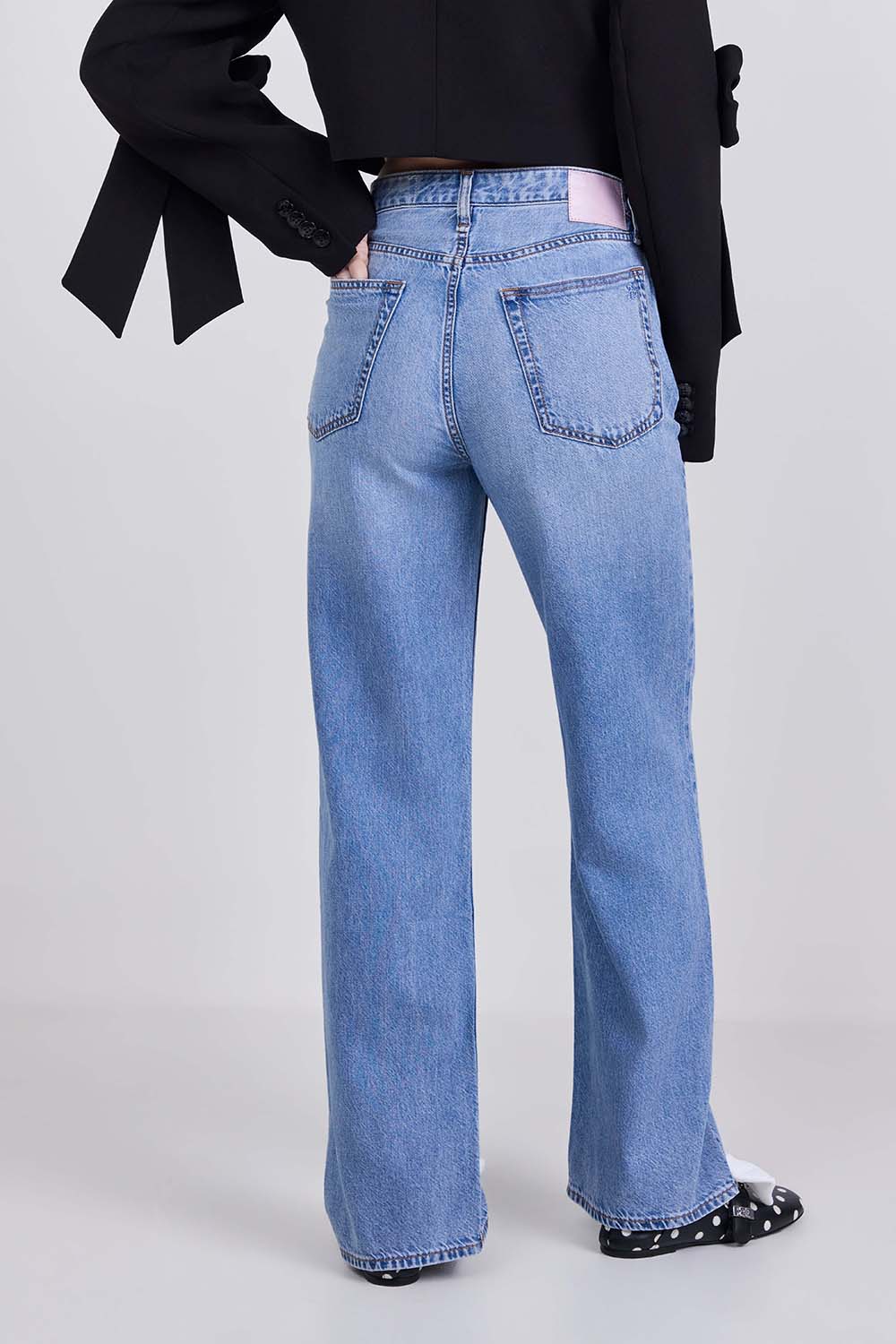 תמונת דוגמן אחורית של מכנסי ג'ינס בגזרה משוחררת