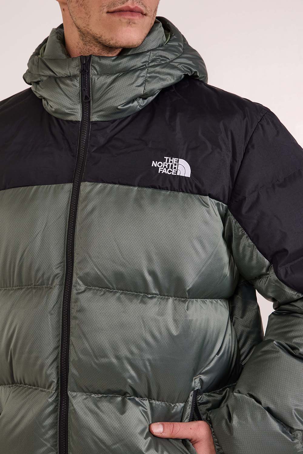 תמונת תקריב דוגמן של מעיל פוך