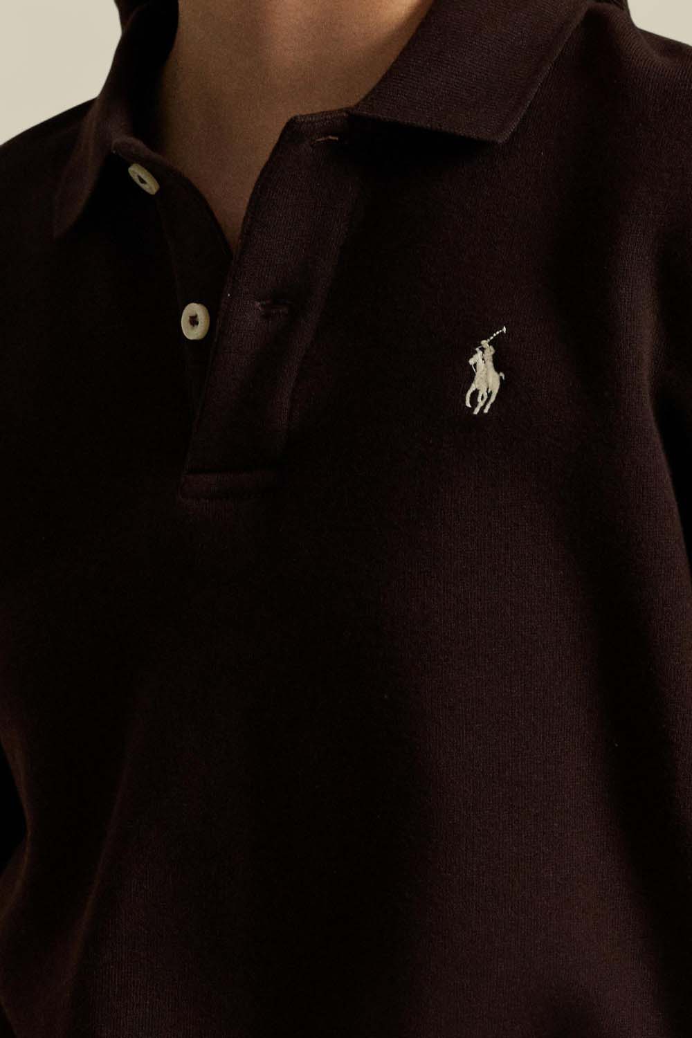 תמונת תקריב דוגמן של סווטשירט פולו