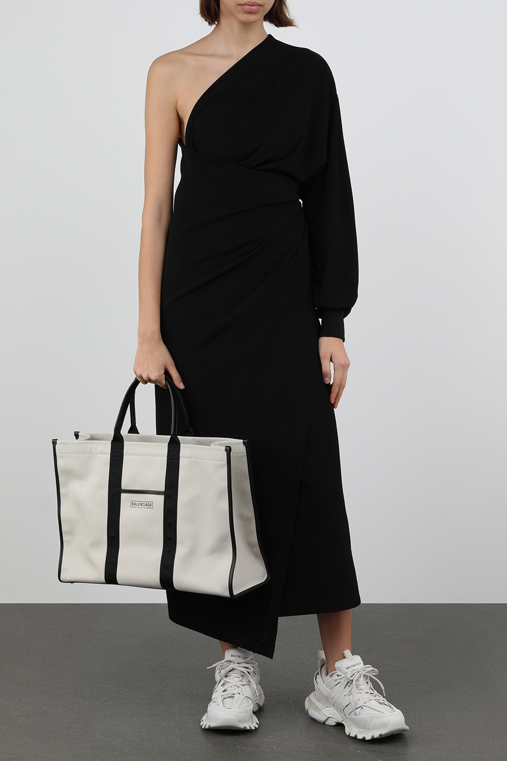 תמונת דוגמן קידמית של נעלי טראק בלבן