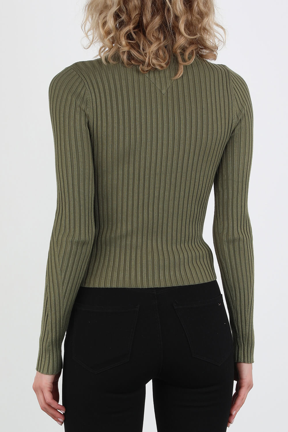 תמונת דוגמן אחורית של סוודר בסריגת ריב עם רוכסן בצבע ירוק