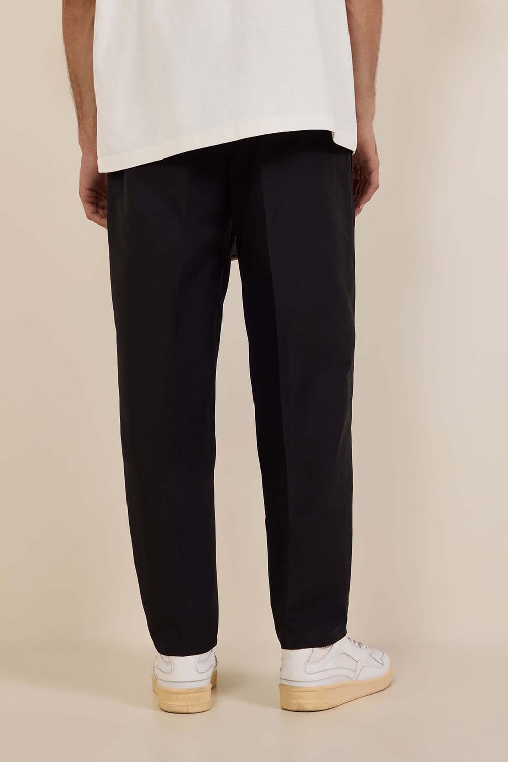 תמונת דוגמן אחורית של מכנסיים מחויטים בגזרה משוחררת