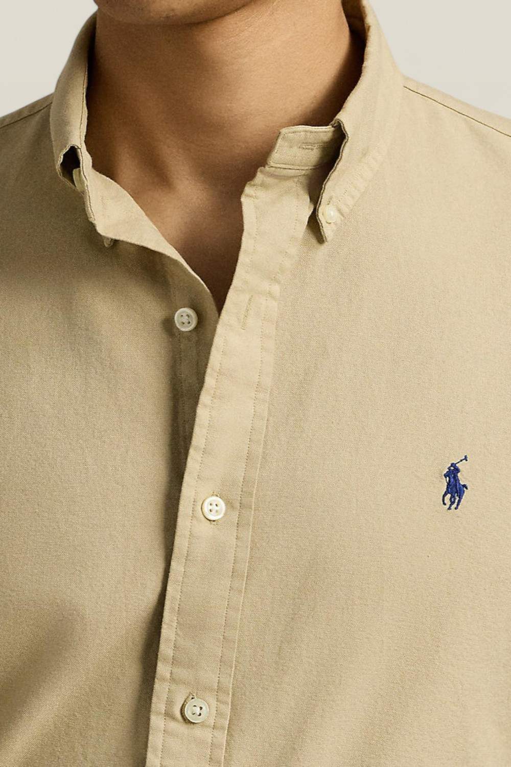 תמונת תקריב דוגמן של חולצת כפתורים