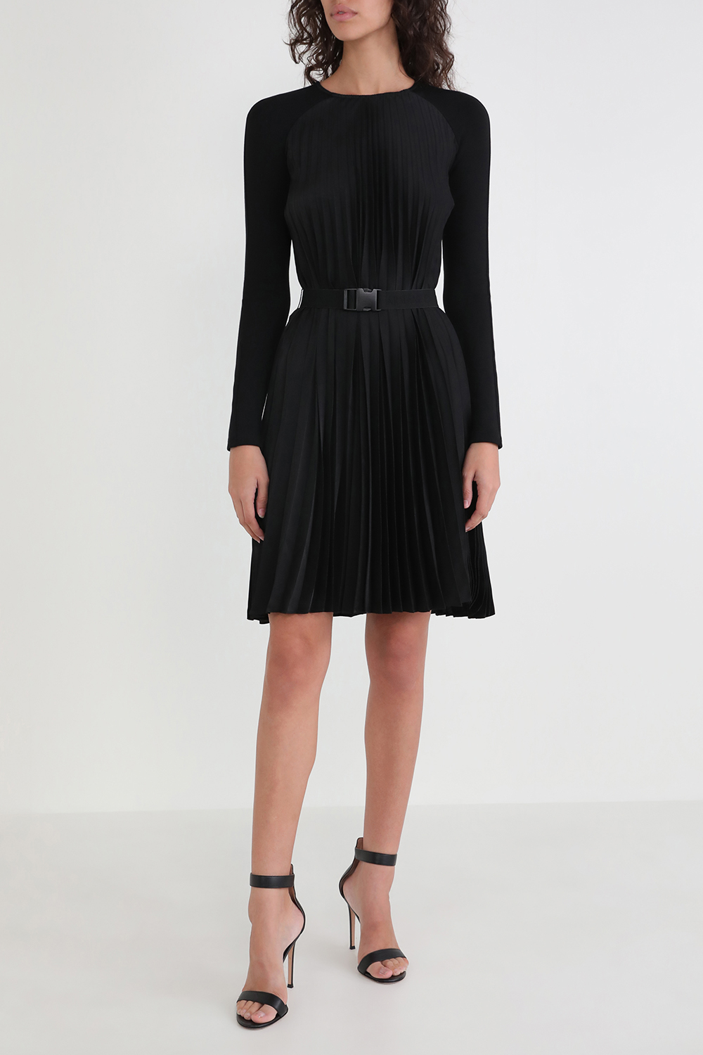 תמונת דוגמן קידמית של שמלת סאטן עם חגורה