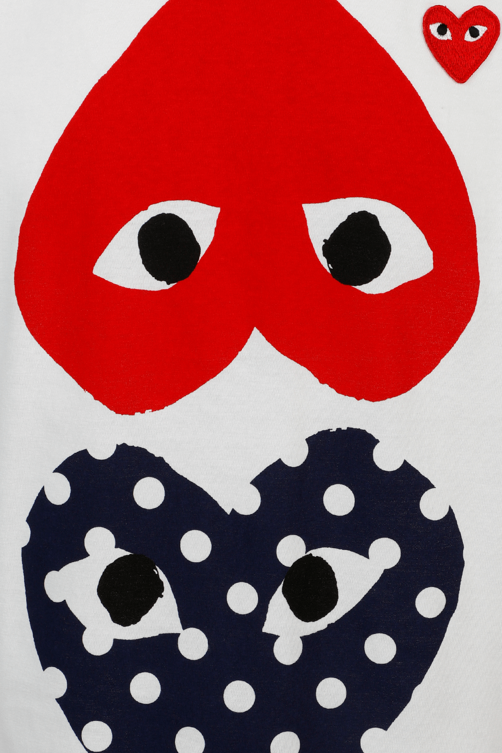 תמונה אחורית של חולצת טי עם פרינט לבבות הפוכים