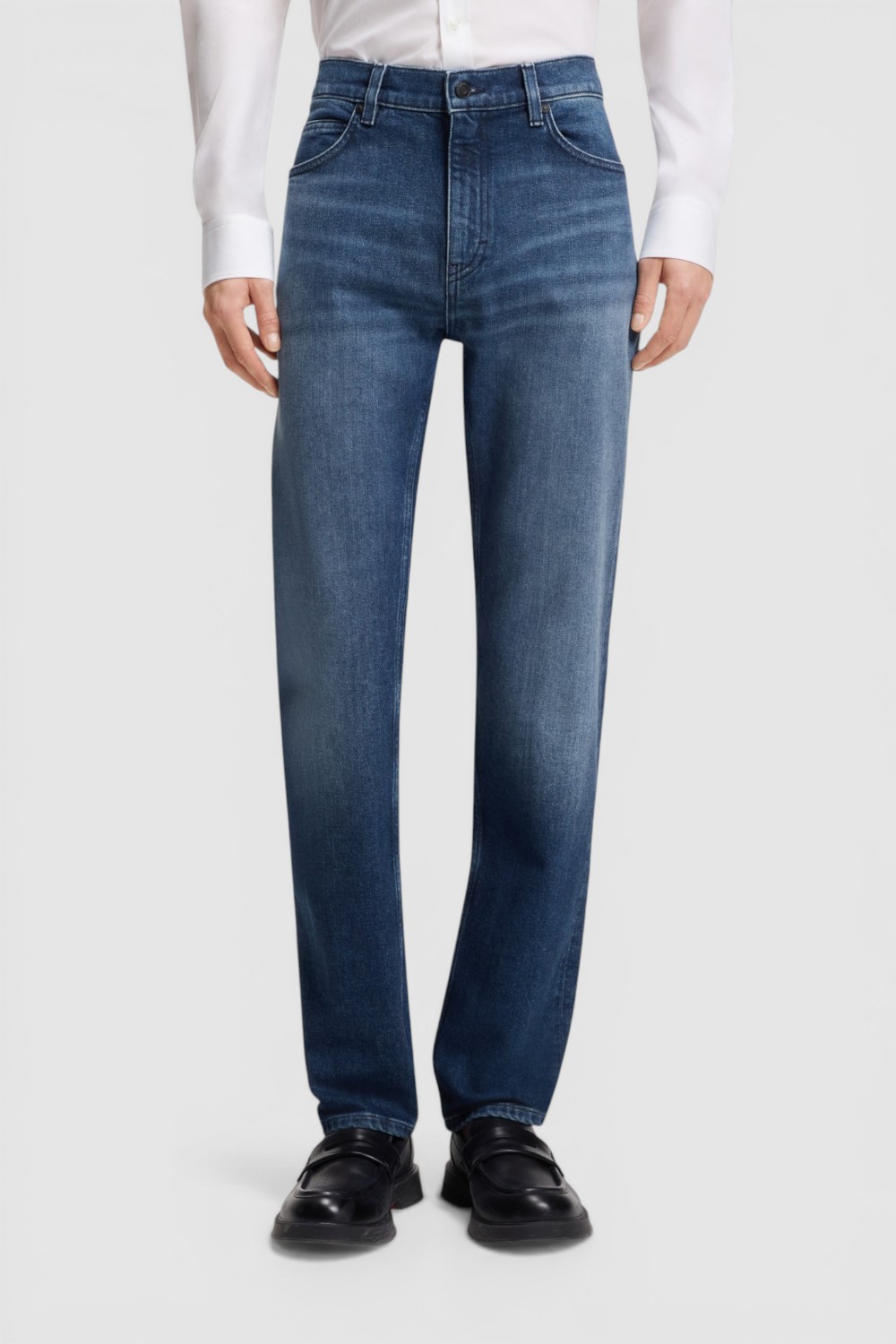 תמונת דוגמן קידמית של מכנסי ג'ינס בגזרת סלים