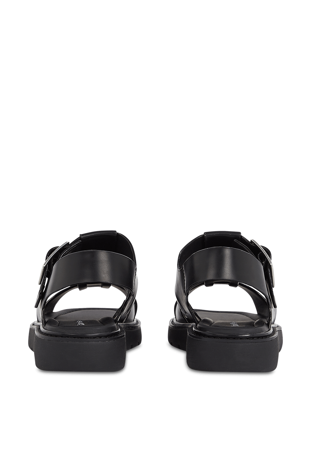 תמונת תקריב של סנדלים