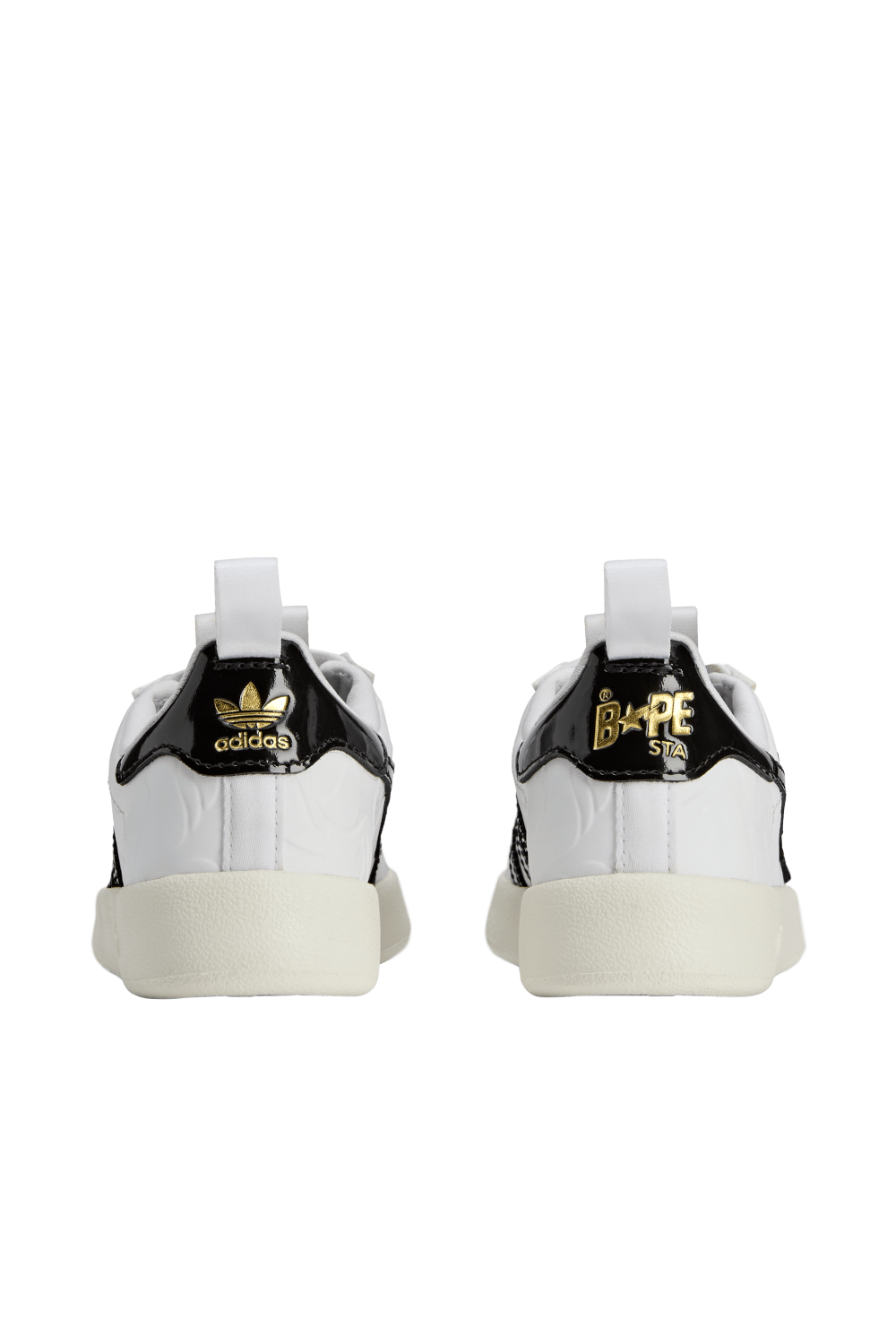 תמונת תקריב של אדידס X ביאפ נעלי סניקרס סופרסטאר