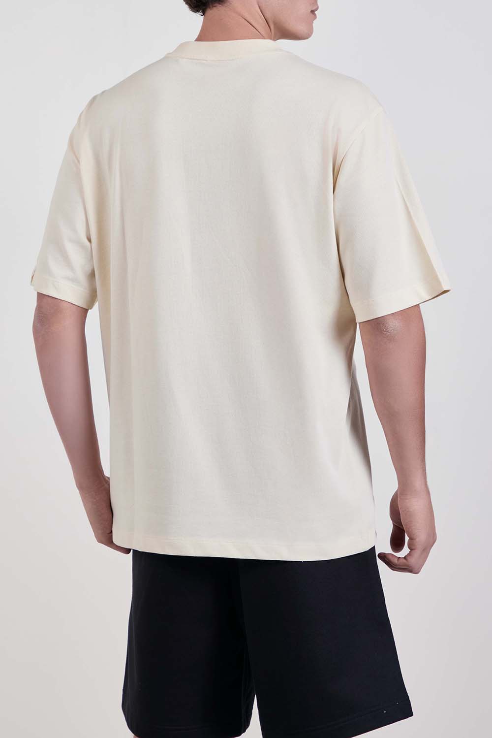 תמונת דוגמן אחורית של חולצת טי