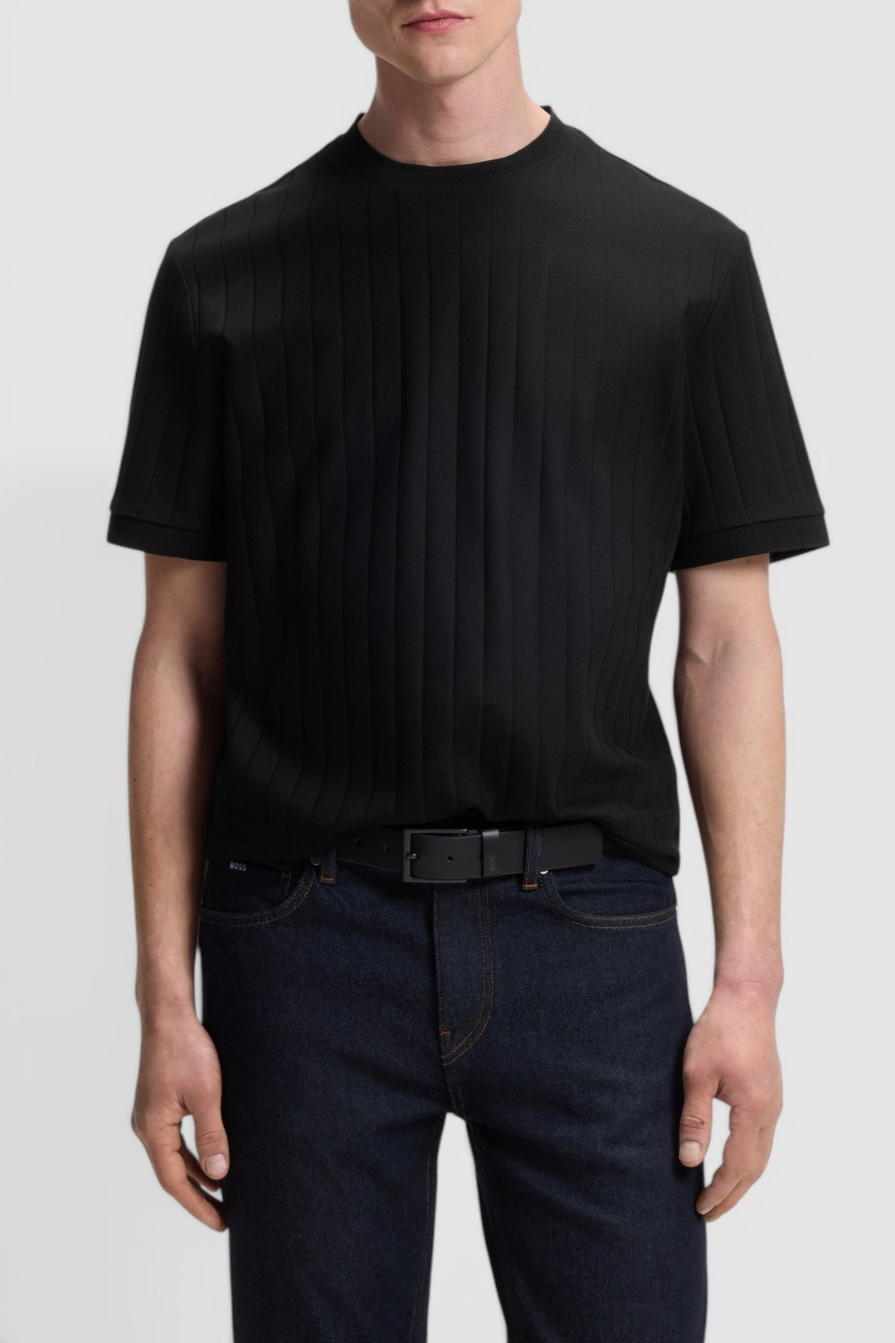 תמונת דוגמן קידמית של חולצת טי בגזרה ישרה