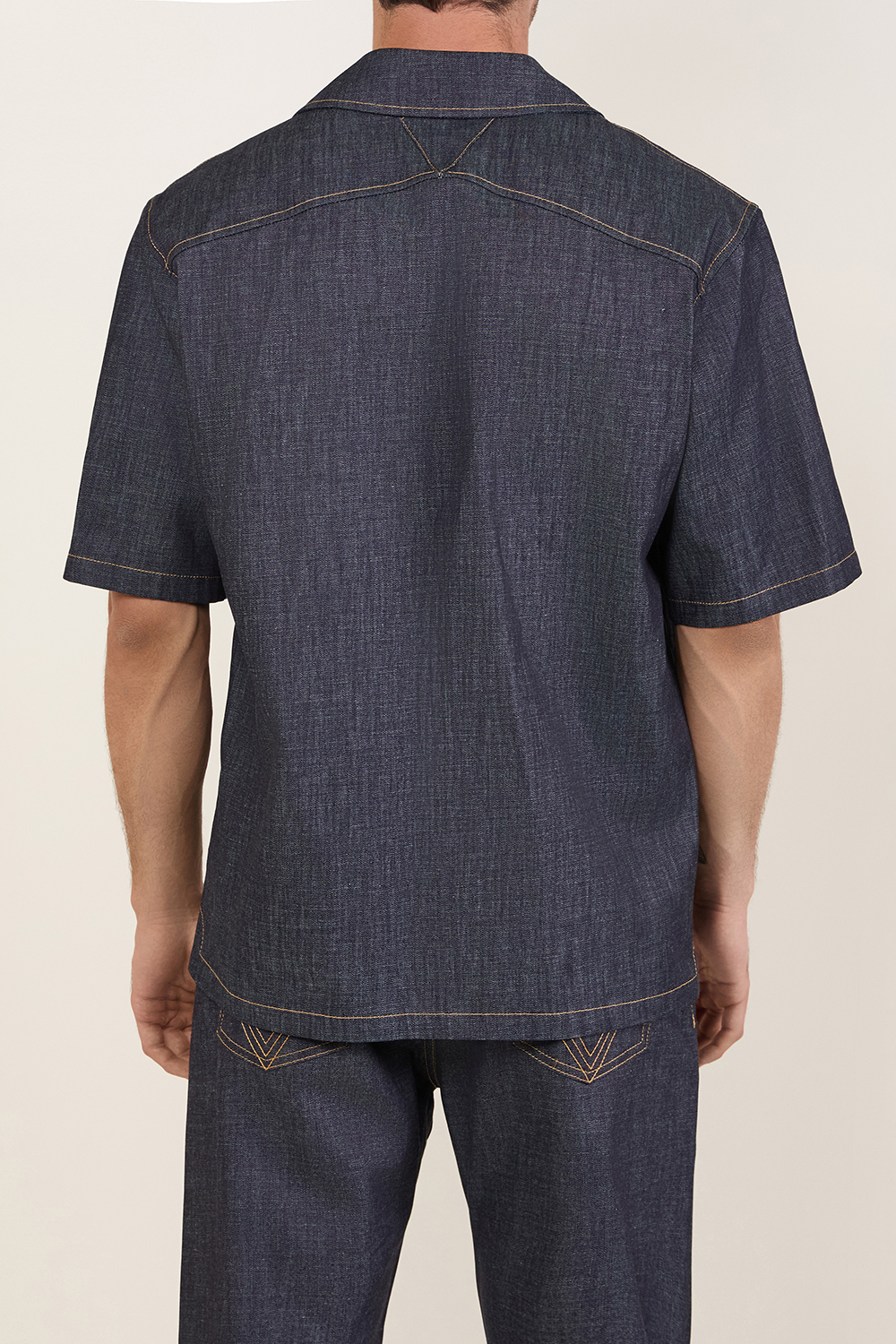 תמונת דוגמן אחורית של חולצת כפתורים ג'ינס