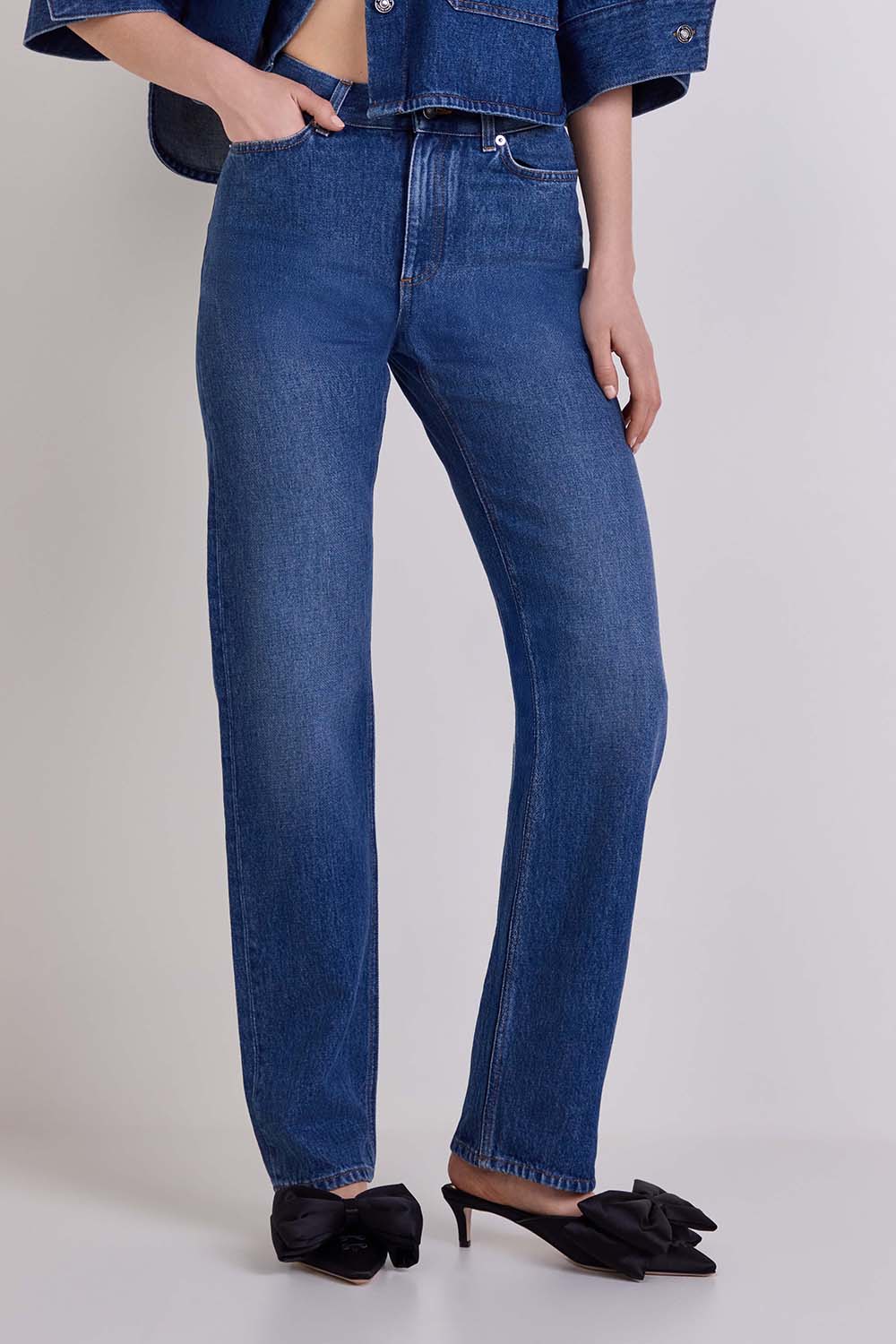 תמונת דוגמן קידמית של מכנסי ג'ינס בגזרה ישרה