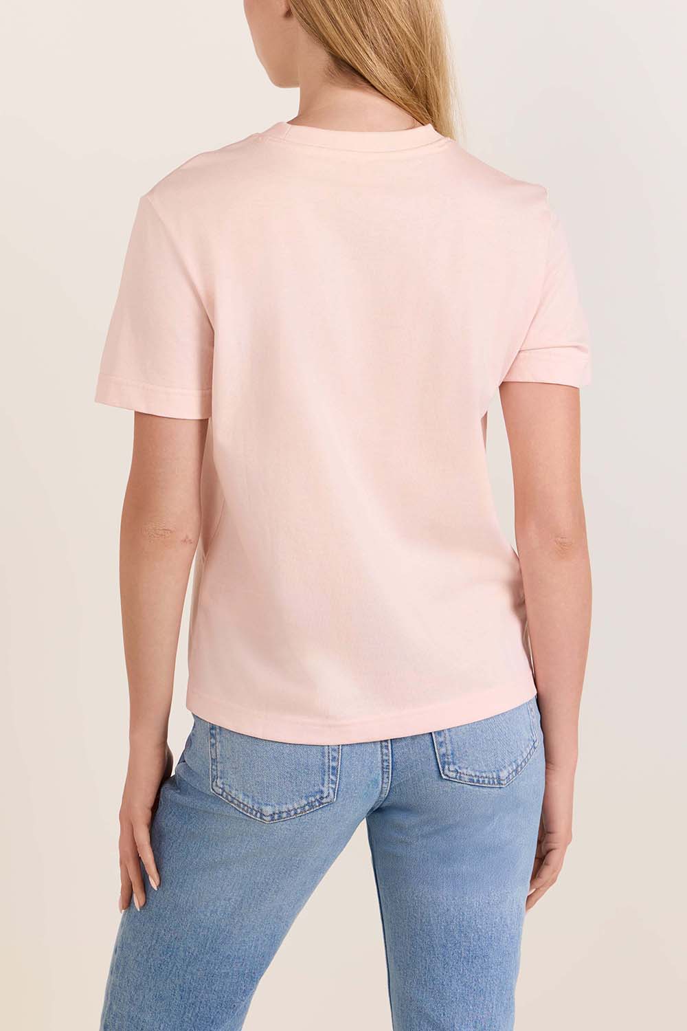 תמונת דוגמן אחורית של חולצת טי