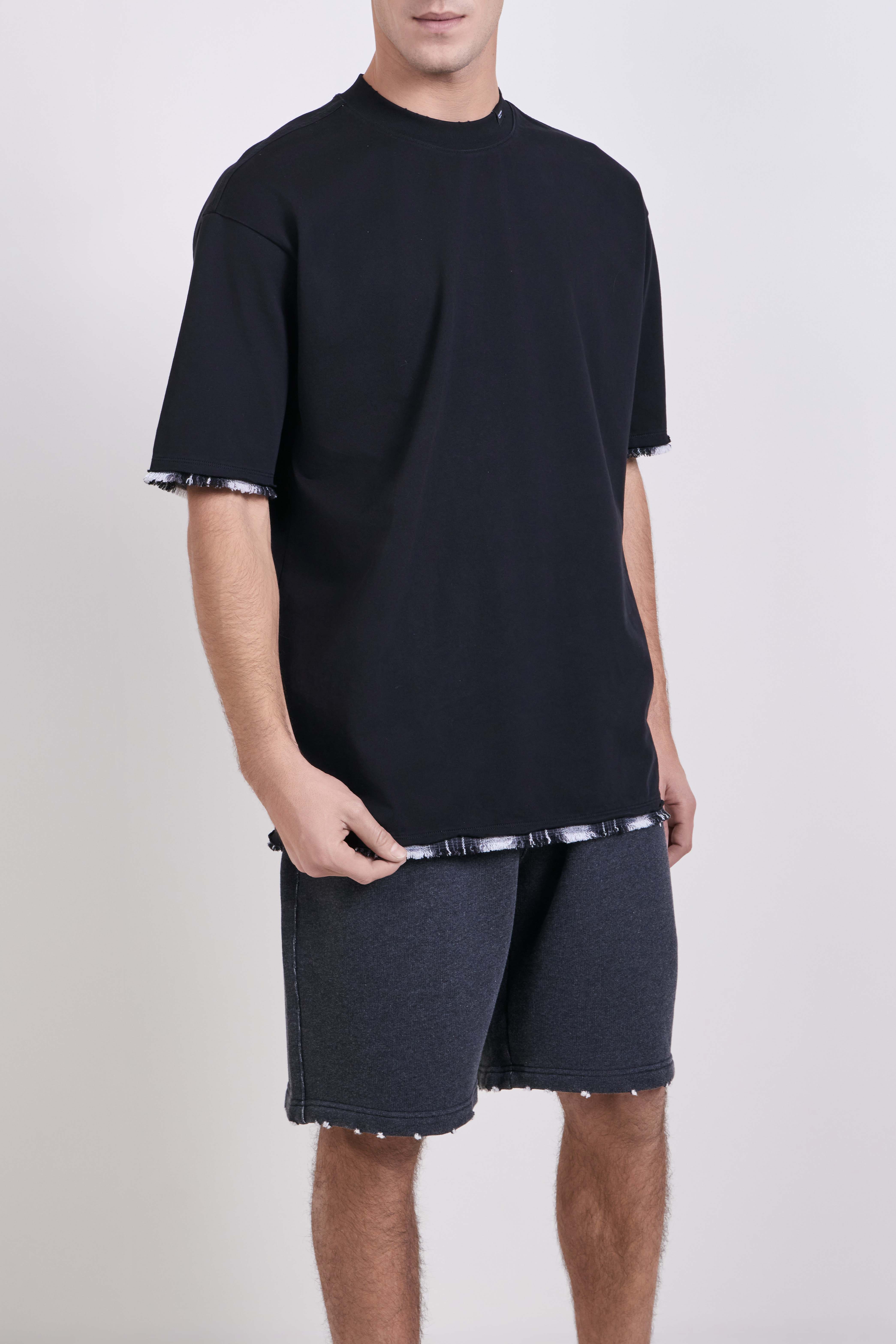 תמונת דוגמן קידמית של חולצת טי אוברסייז