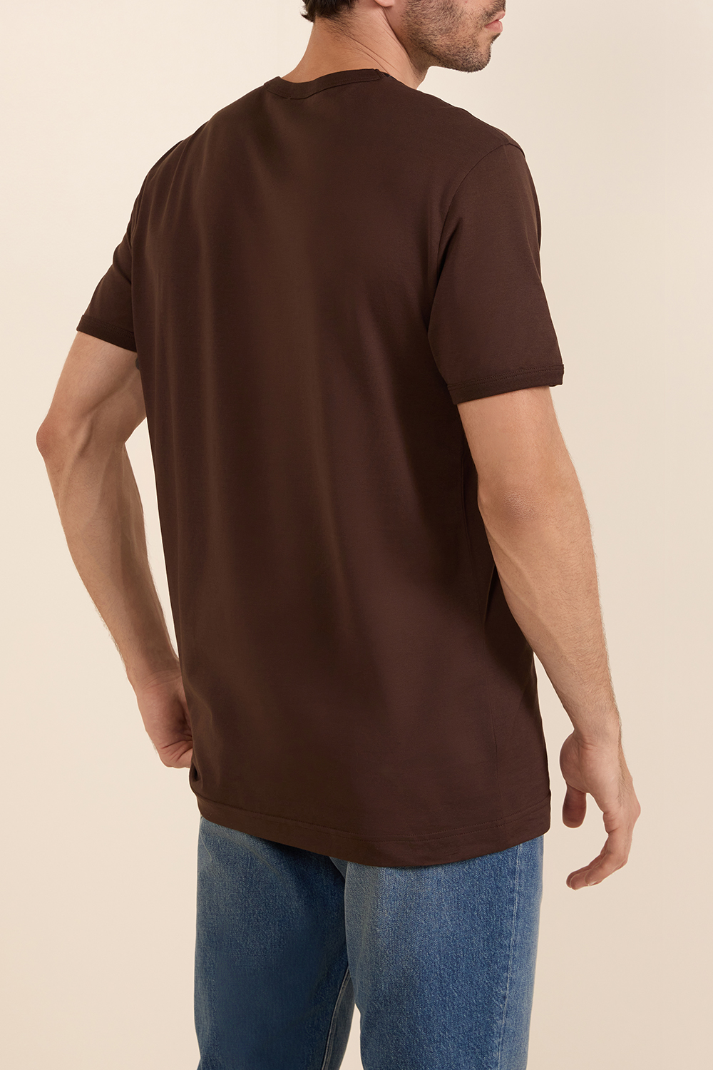 תמונת דוגמן אחורית של חולצת טי