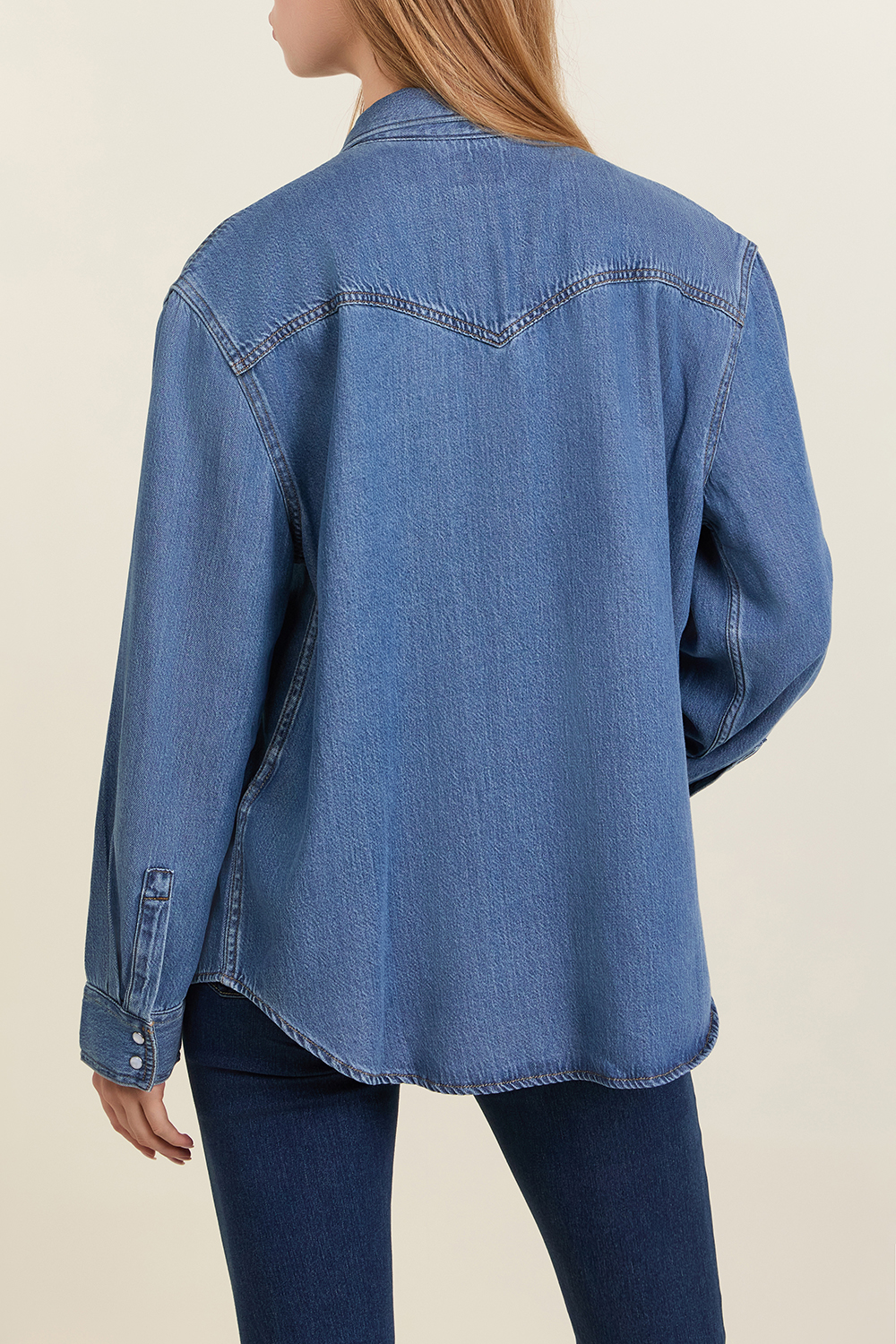 תמונת דוגמן אחורית של חולצת ג’ינס