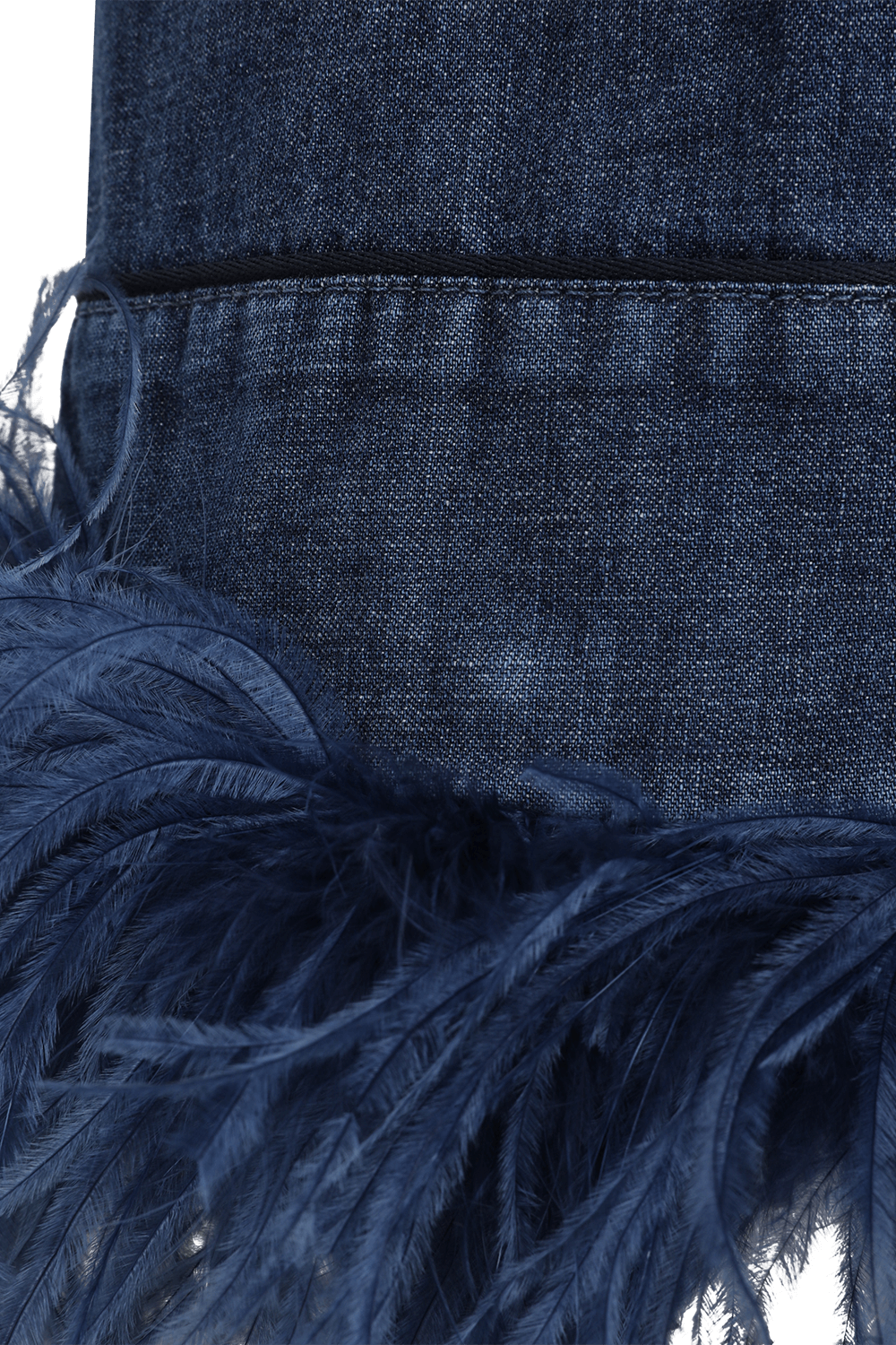 תמונת תקריב של חולצת ג'ינס עם נוצות