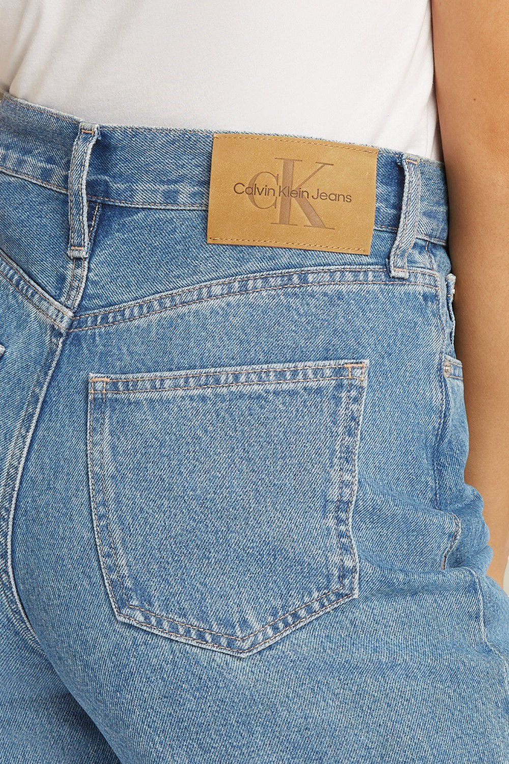 תמונת תקריב דוגמן של מכנסי ג'ינס בגזרה ישרה