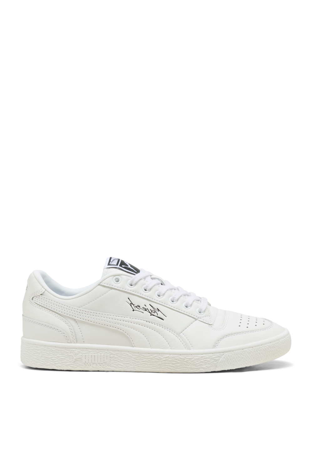 תמונה קידמית של נעלי סניקרס