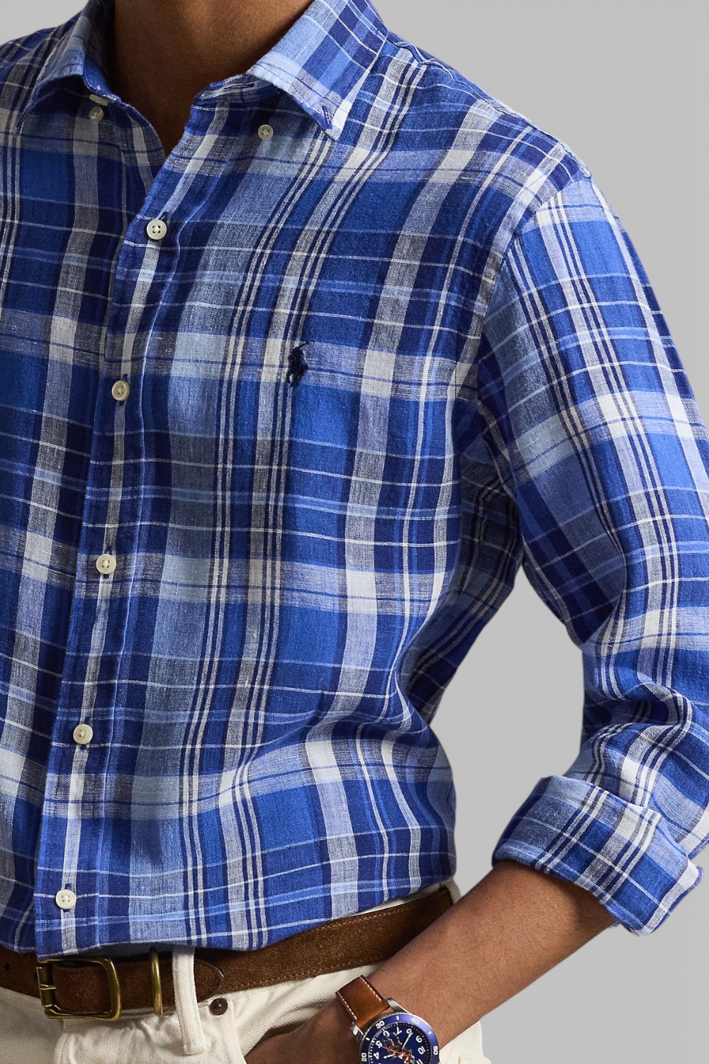 תמונת תקריב דוגמן של חולצה מכופתרת