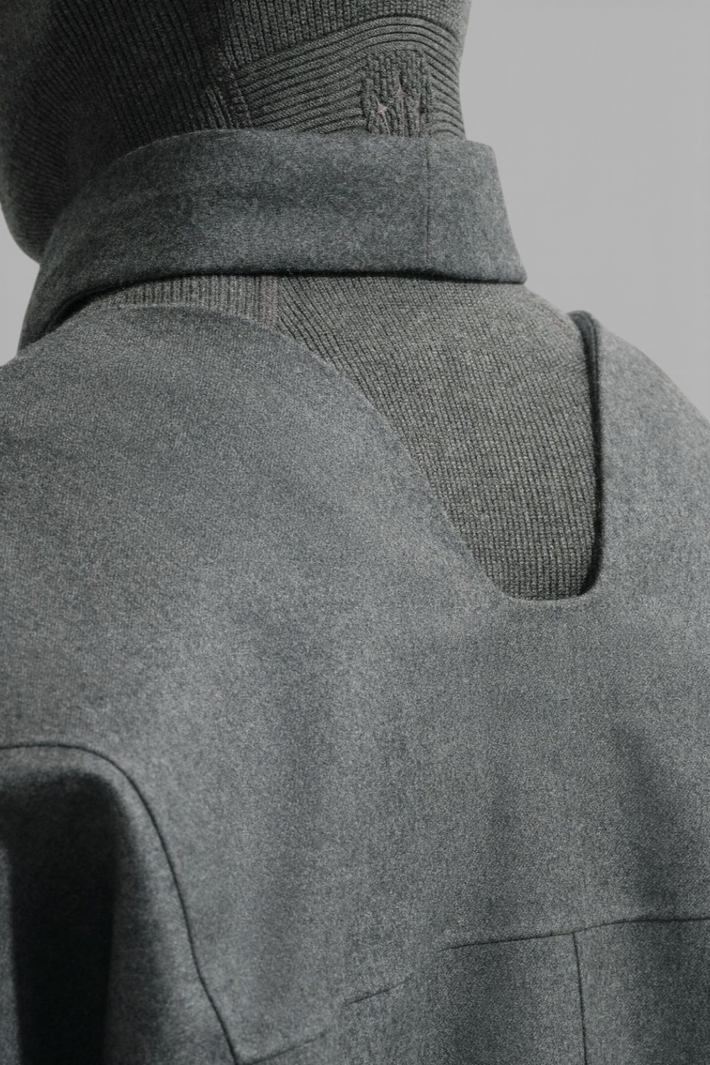 תמונת דוגמן אחורית של מעיל צמר נייקי X נוקטה