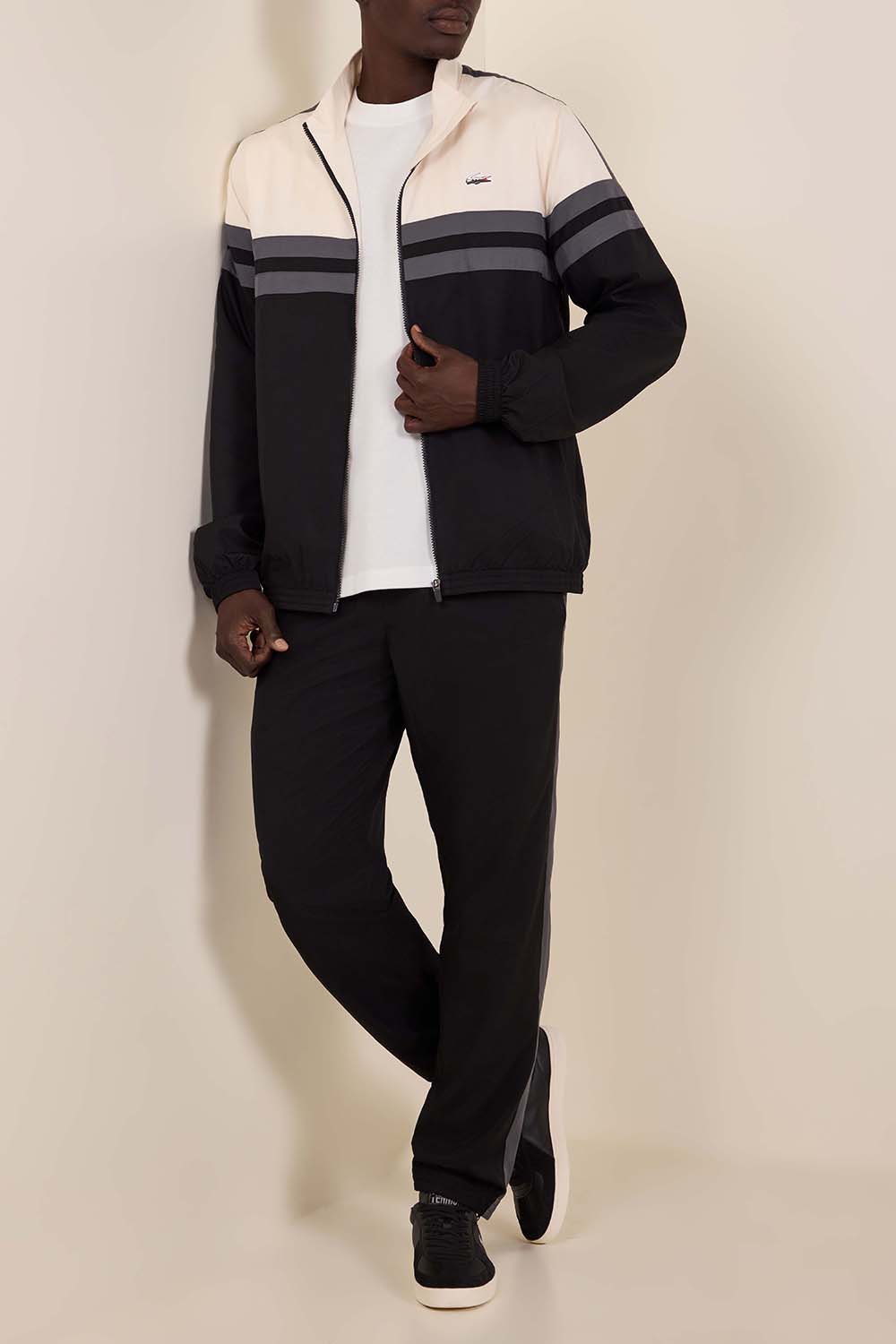 תמונת דוגמן קידמית של נעלי סניקרס בייס שוט