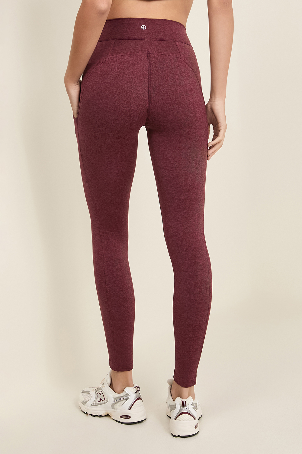 תמונת דוגמן אחורית של Soft Sueded HR Tight 25