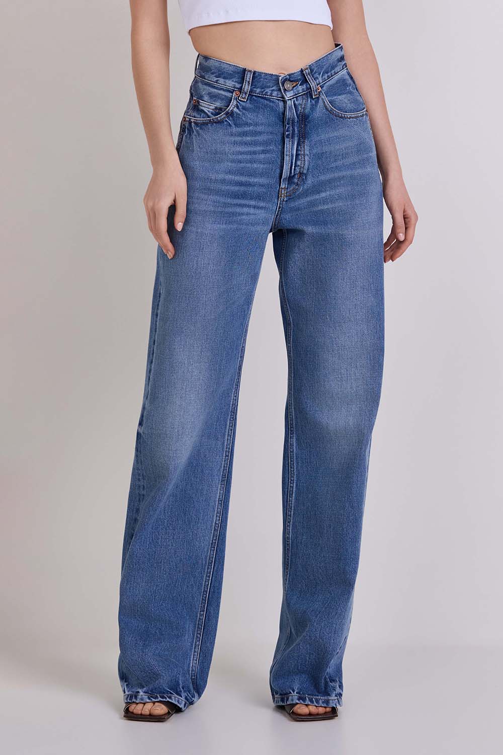 תמונת דוגמן קידמית של מכנסי ג'ינס בגזרה ישרה ורחבה