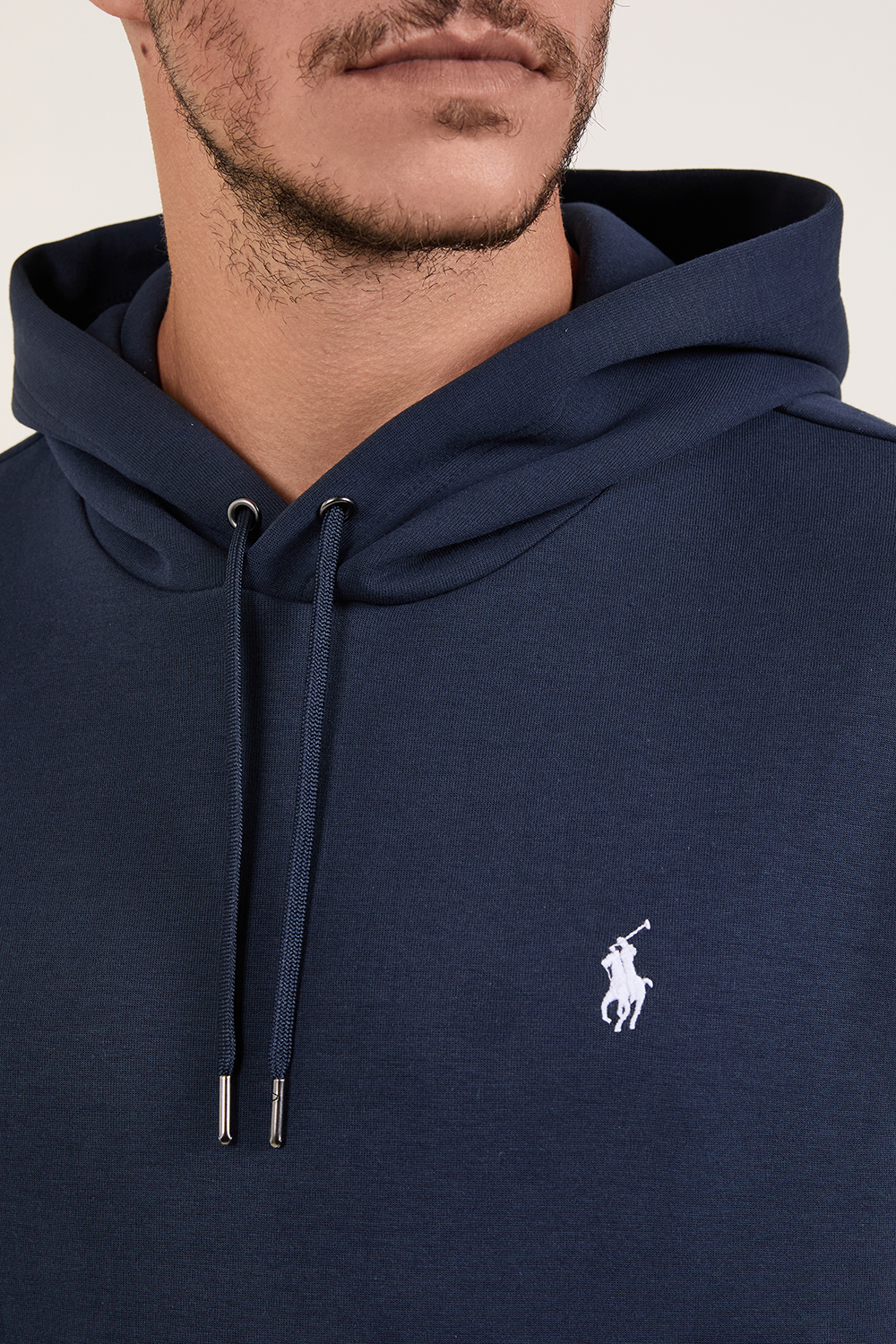 תמונת תקריב דוגמן של סווטשירט קפוצ'ון