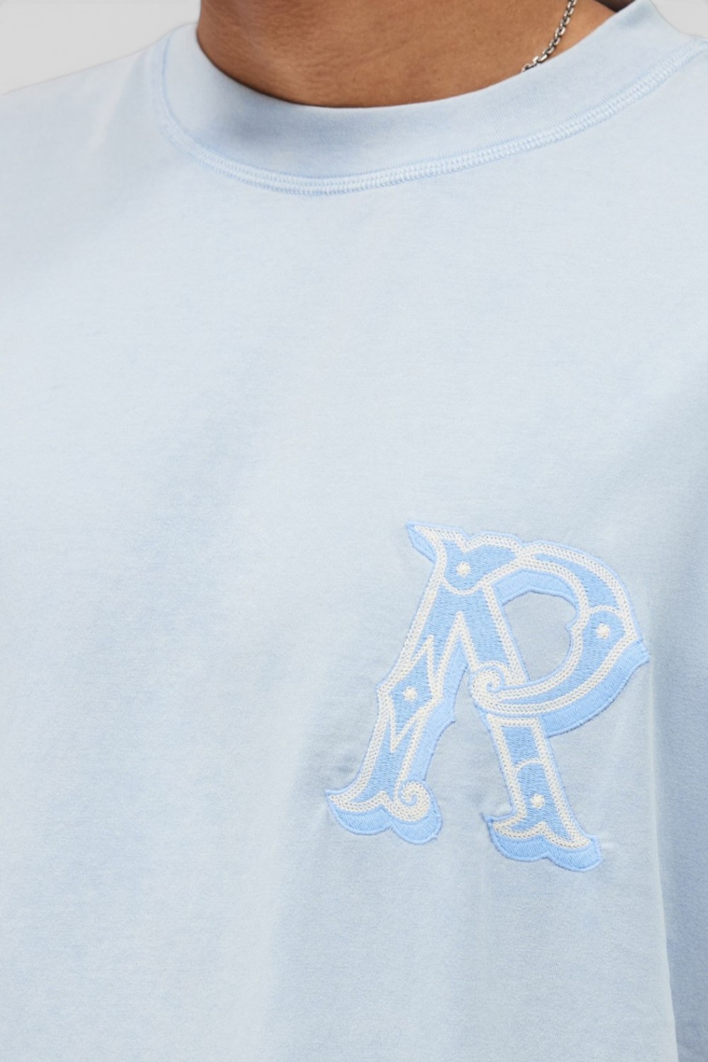 תמונת תקריב דוגמן של חולצת טי אוברסייז