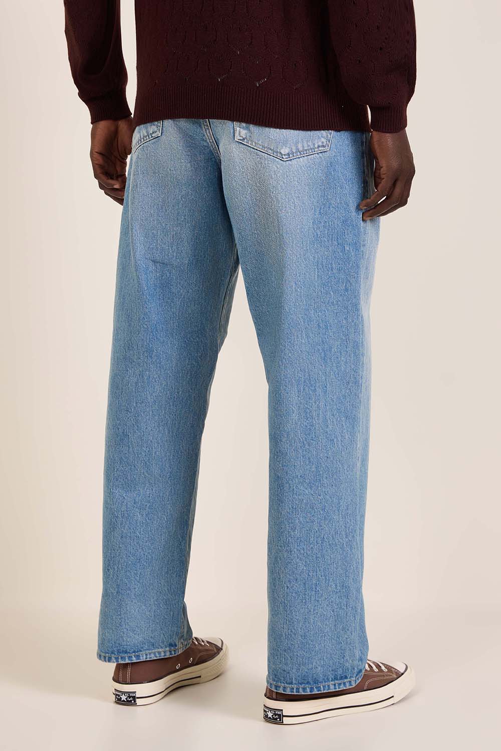 תמונת תקריב דוגמן של מכנסי ג'ינס בגזרת באגי