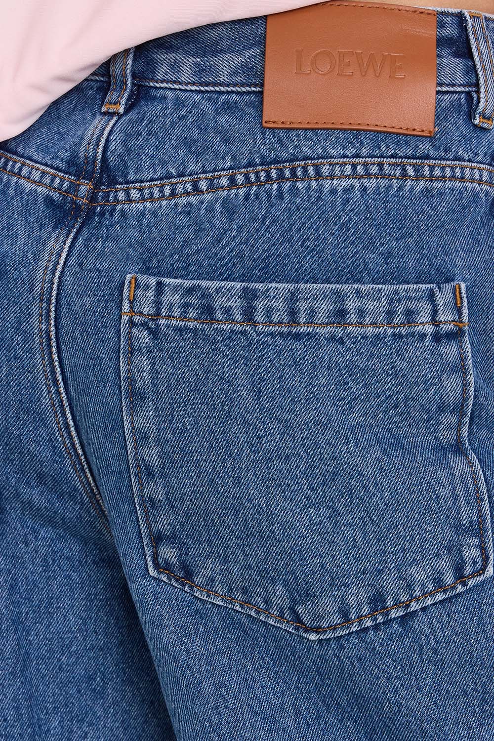 תמונת תקריב דוגמן של מכנסי ג'ינס באגי בגזרה ישרה