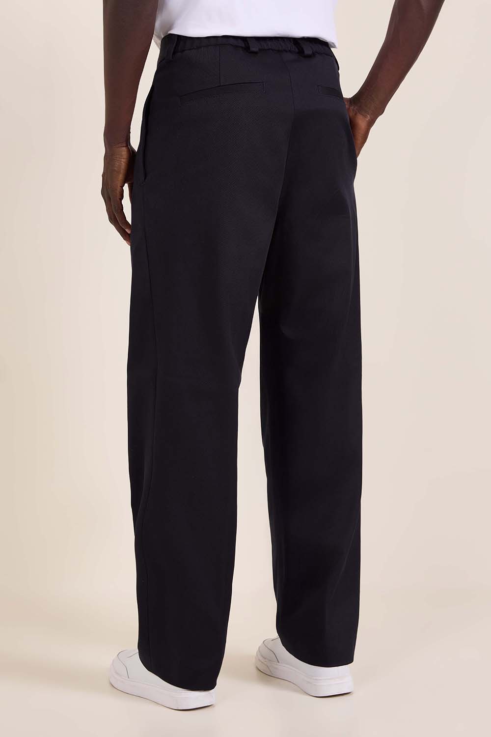 תמונת דוגמן אחורית של מכנסיים מחוייטים