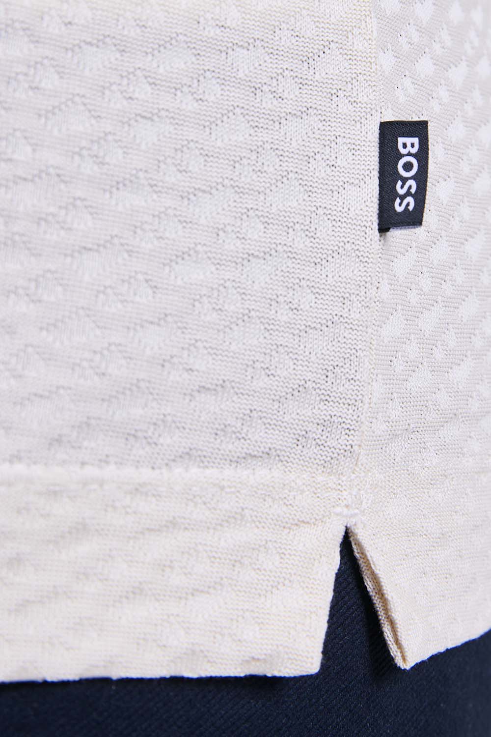 תמונת תקריב דוגמן של חולצת פולו קצרה